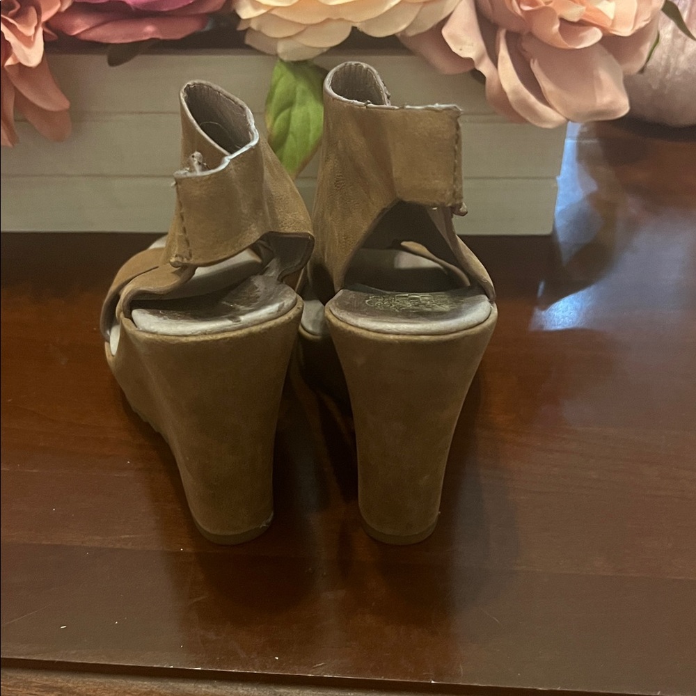 Vince Camuto Tan Leather Sandals 7.5 gently used and are in excellent condition - Picture 3 of 8